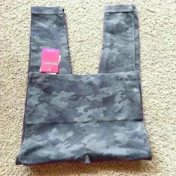 NWT SPANX CROPPED SAGE CAMO LEGGINGS. SIZE MEDIUM. - Picture 3 of 8